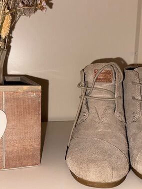 Tom’s Women’s Suede Chukka Boots - Taupe